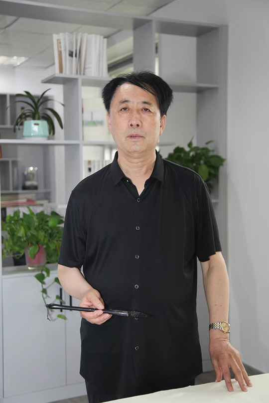 王占湖.jpg