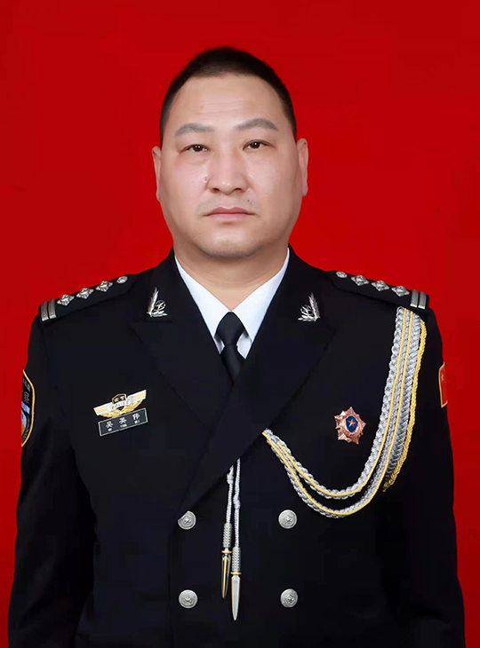 吴英伟个人照片.jpg