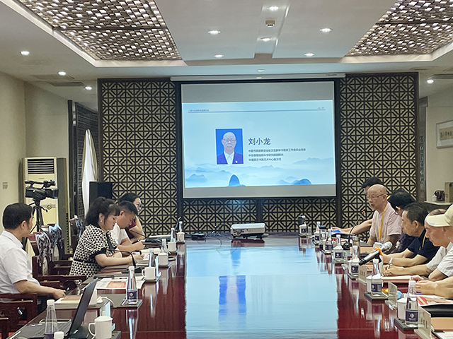 华夏国艺书画艺术中心副主任、中国书画家联谊会新文艺群体书画家工作委员会理事、中企报盟信息科学研究院副院长刘小龙代表主题演讲.jpg