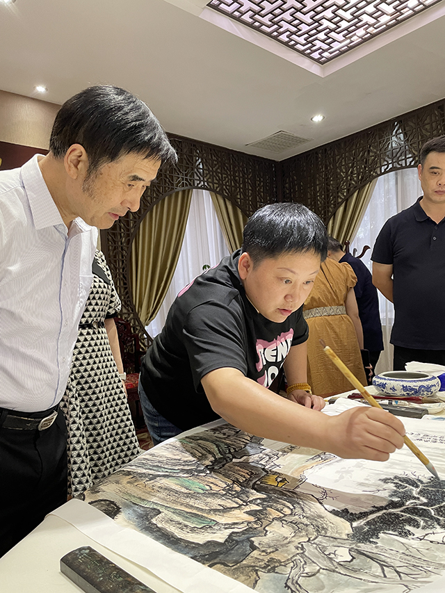 中国文联办公厅主任、中国民族建筑研究会书画艺术专业委员会主任罗杨欣赏华夏国艺书画艺术中心会员、特聘书画家罗敏笔会创作.jpg