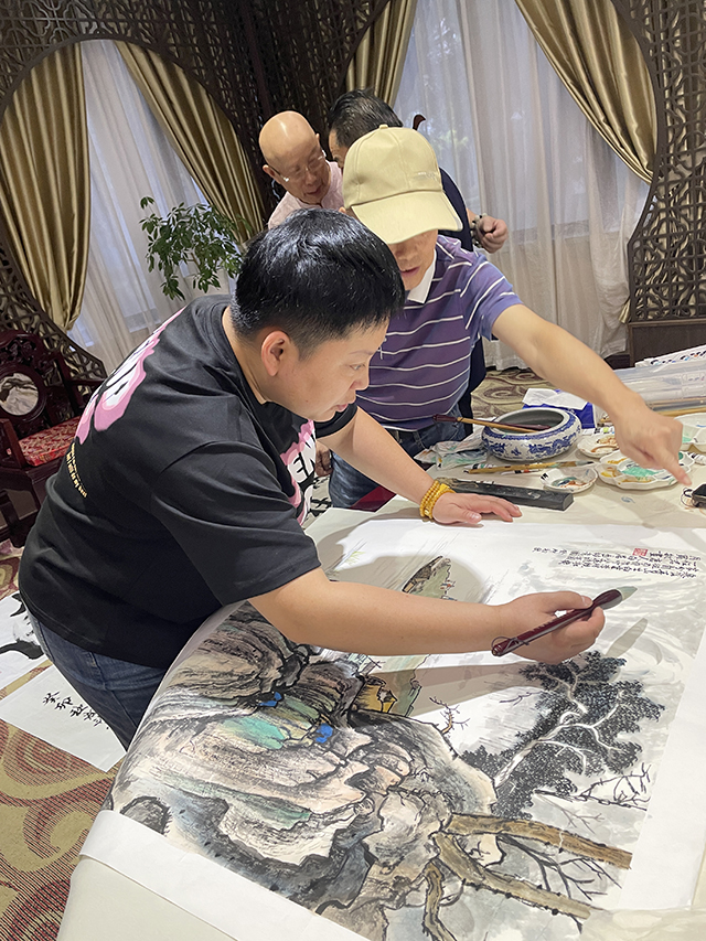 恩师华夏国艺书画艺术中心副主任、中企报盟信息科学研究院副院长高健林在小型创作研讨会上指点学生华夏国艺书画艺术中心会员、特聘书画家罗敏创作.jpg