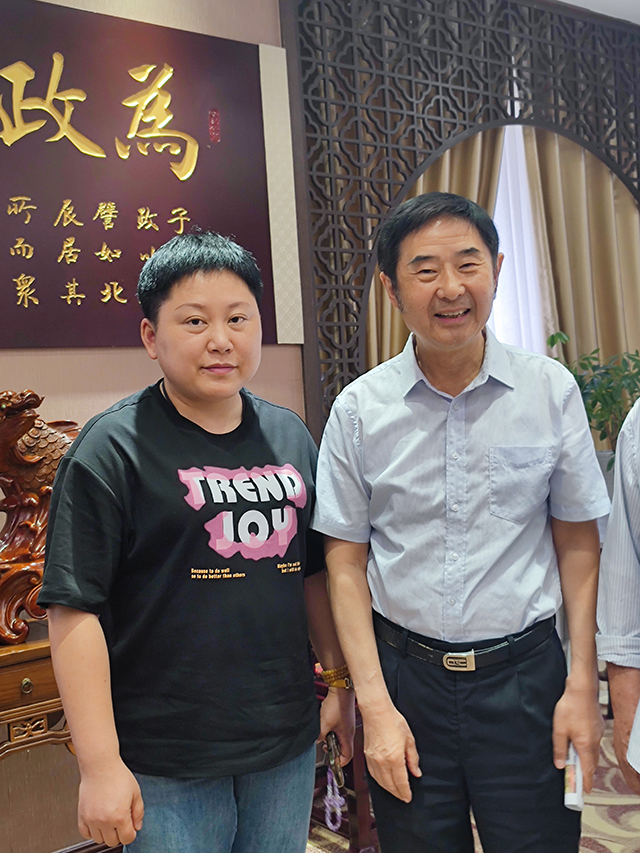 华夏国艺书画艺术中心会员、特聘书画家罗敏与中国文联办公厅主任、中国民族建筑研究会书画艺术专业委员会主任罗杨合影.jpg