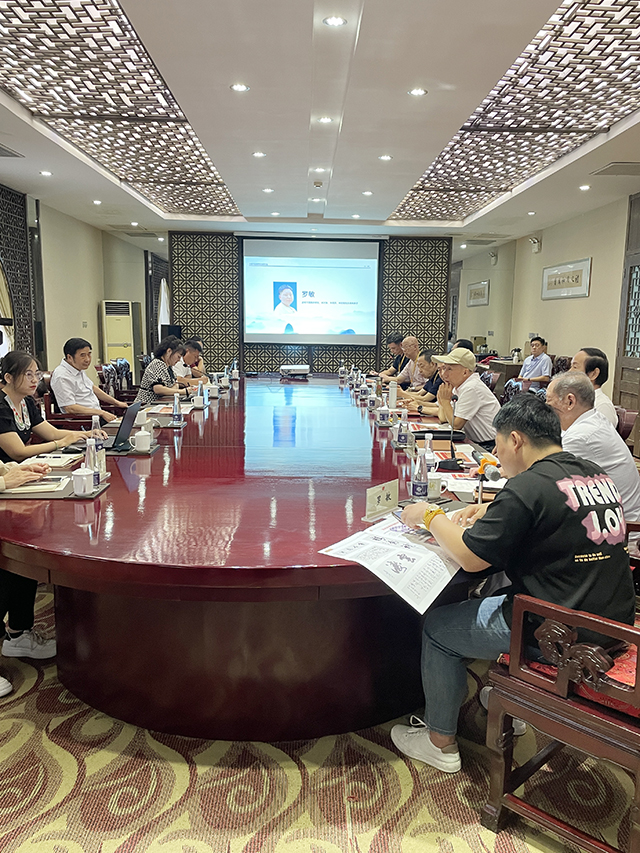 华夏国艺书画艺术中心会员、特聘书画家罗敏代表主题发言.jpg