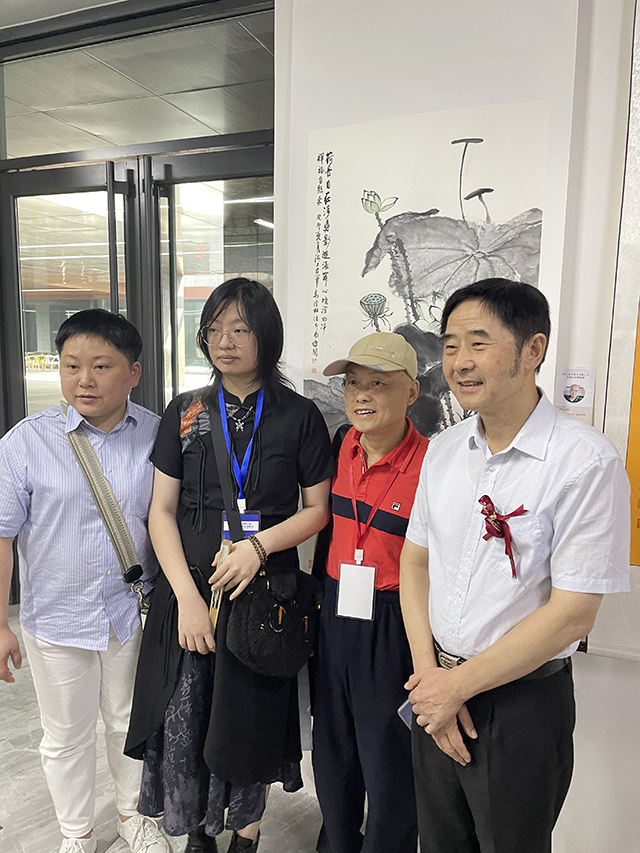 华夏国艺书画艺术中心会员、特聘书画家罗敏与中国文联办公厅主任、中国民族建筑研究会书画艺术专业委员会主任罗杨、恩师华夏国艺书画艺术中心副主任、中企报盟信息科学研究院副院长高健林携学生华夏国艺书画艺术中心会员张昳然在孔子博物馆展览现场合影留念.jpg