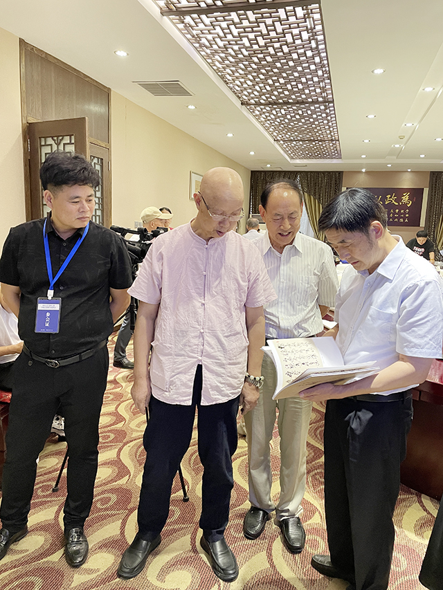 中国文联办公厅主任、中国民族建筑研究会书画艺术专业委员会主任罗杨与华夏国艺书画艺术中心副主任、中国书画家联谊会新文艺群体书画家工作委员会理事、中企报盟信息科学研究院副院长刘小龙携学生、华夏国艺书画艺术中心会员张春根共同欣赏权希军入室弟子、中华英才融媒体中心联盟理事会副理事长、中国书画家联谊会新文艺群体书画家工作委员会理事兼副秘书长左继君书法作品集.jpg
