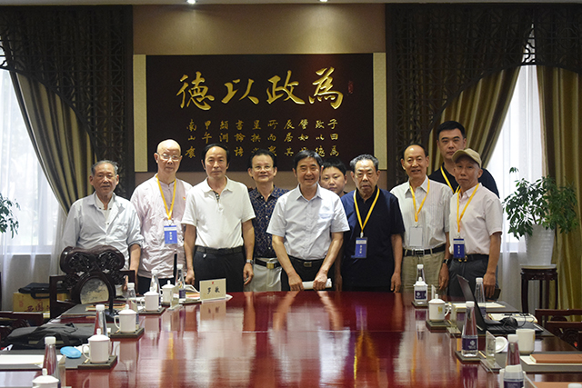 小型书法创作交流研讨会代表与罗杨书记合影.jpg