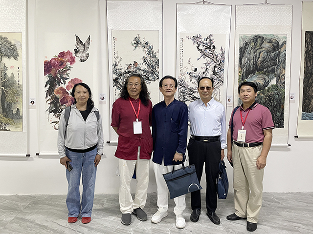 中国民族建筑研究会书画艺术专业委员会副秘书长李春伟与代表艺术家合影 (1).jpg