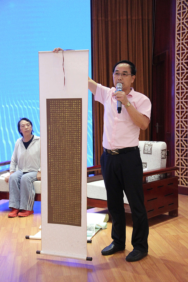 央广国际文化交流艺术委员会副主席陈有生介绍自己的作品.jpg