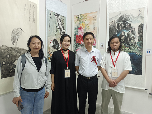 中国民族建筑研究会书画艺术专业委员会副秘书长孙萍与参展艺术老师合影.jpg