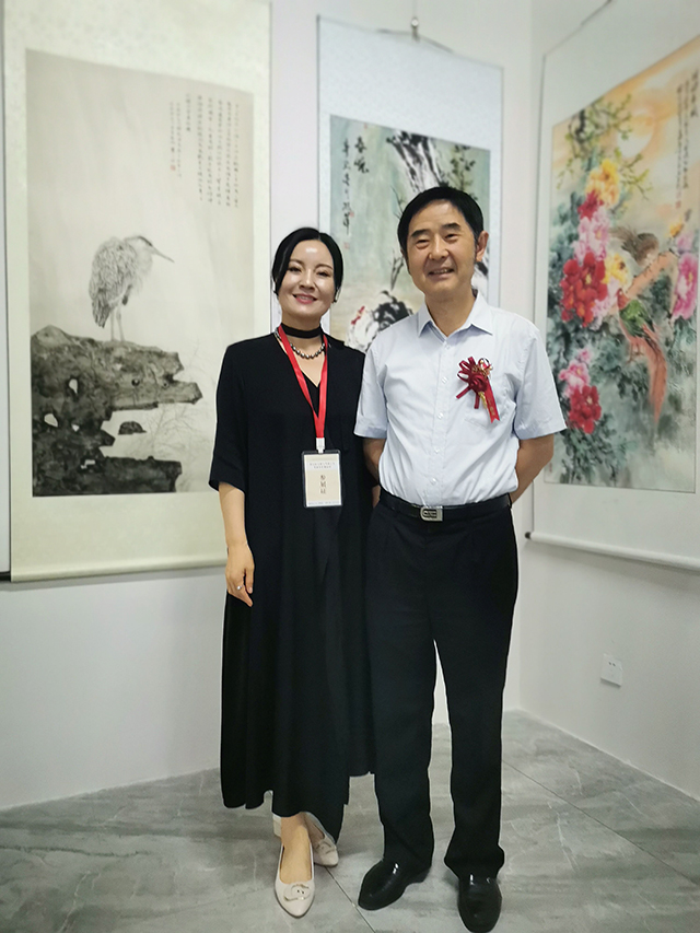 中国民族建筑研究会书画艺术专业委员会副秘书长孙萍与中国文联办公厅主任、中国民族建筑研究会书画艺术专业委员会主任罗杨合影.jpg