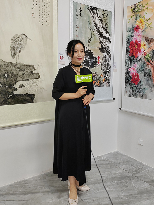 中国民族建筑研究会书画艺术专业委员会副秘书长孙萍在展览现场接受媒体采访.jpg