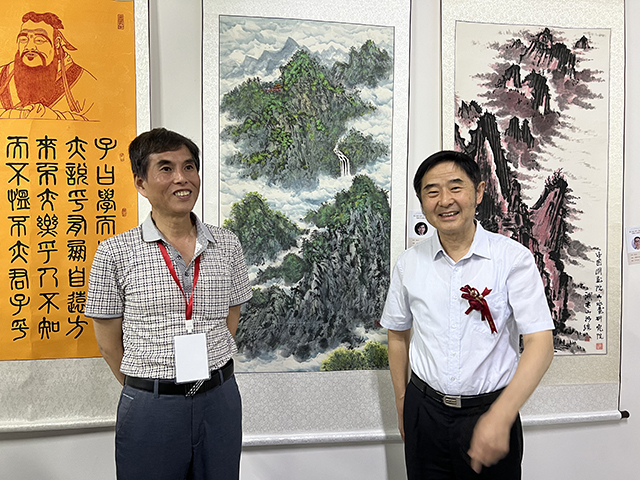 中国美术家协会会员、中国书法家协会会员黄忠平与中国文联原办公厅主任、中国老年书画研究会会长、中国民族建筑研究会书画艺术专业委员会主任罗杨在作品前合影.jpg