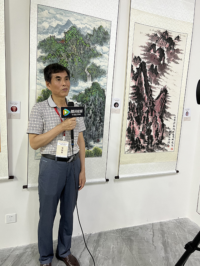 中国美术家协会会员黄忠平展览现场接受媒体采访.jpg