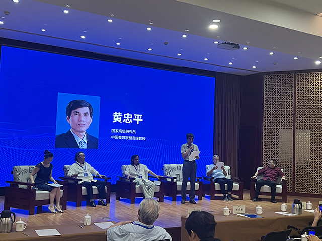 中国美术家协会会员、中国书法家协会会员黄忠平发表讲话.jpg